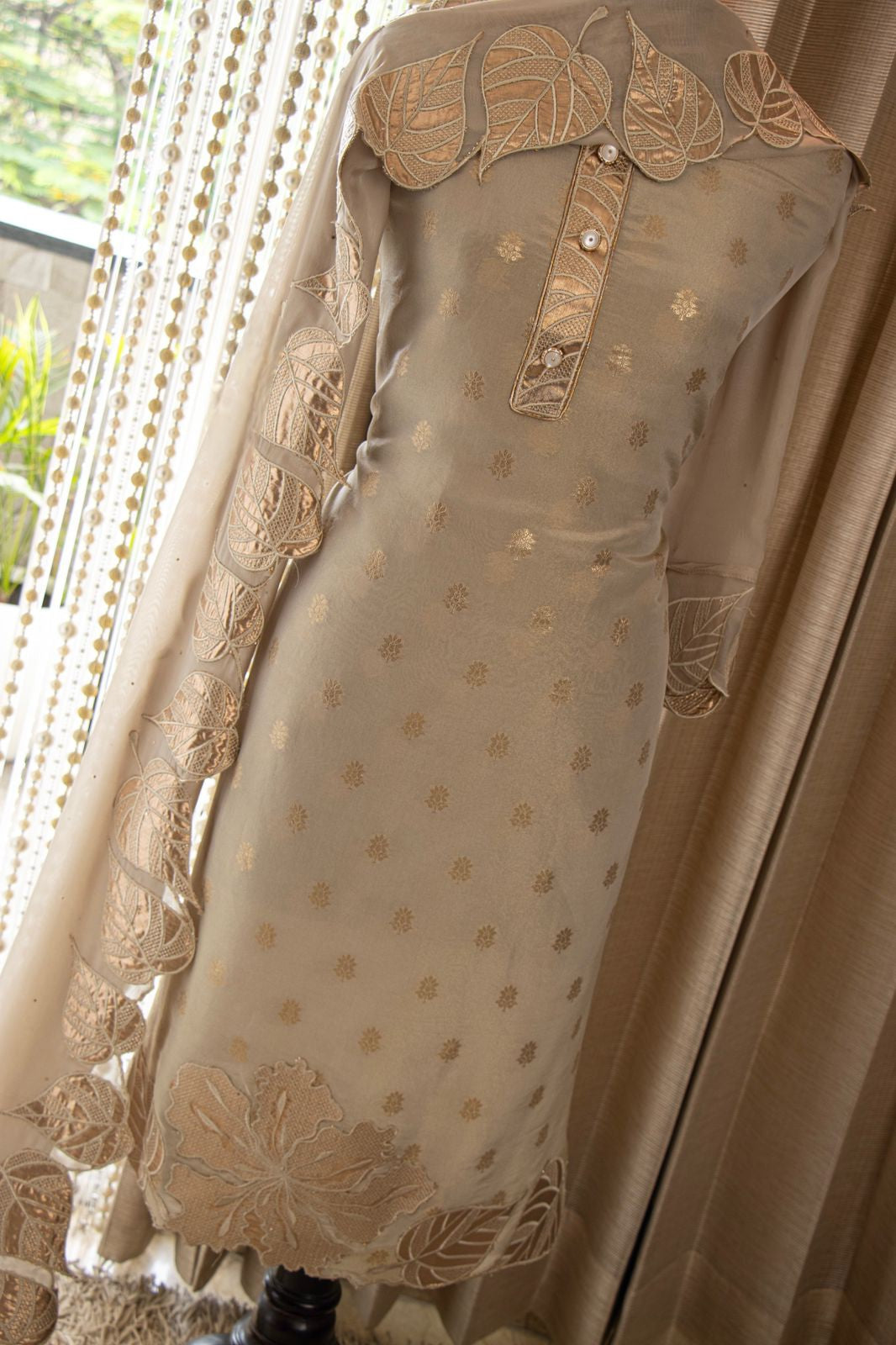 TISSUE BANARSI LEATHER APPLIQUE SUITE