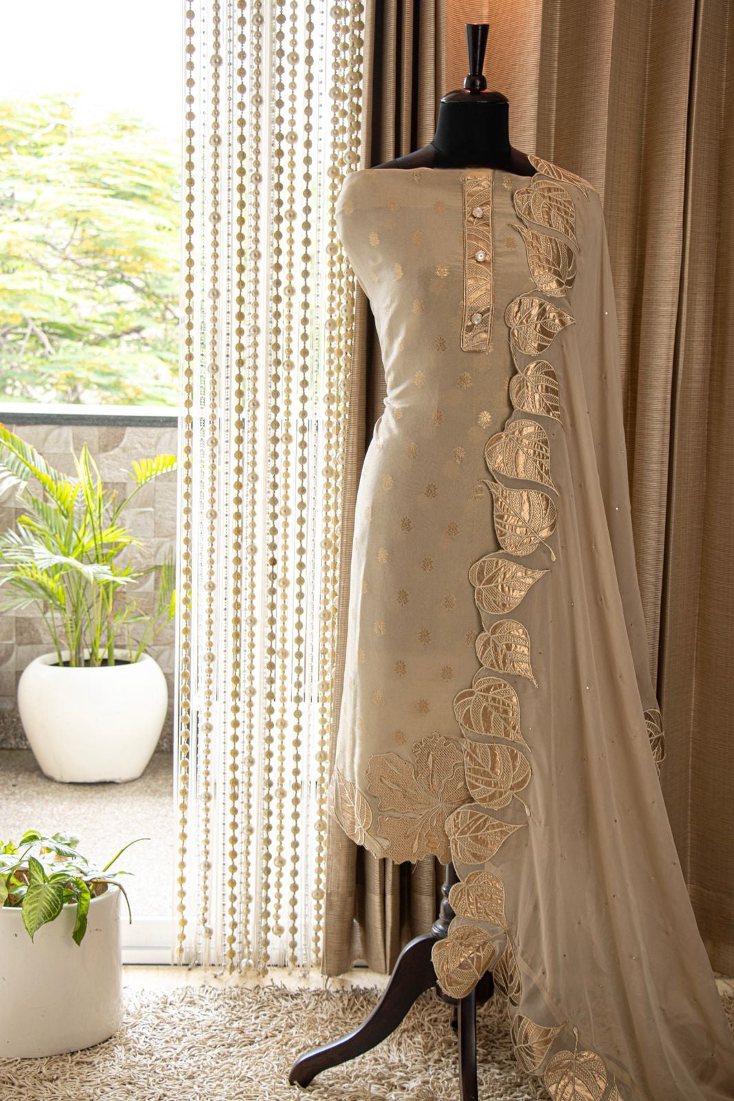 TISSUE BANARSI LEATHER APPLIQUE SUITE